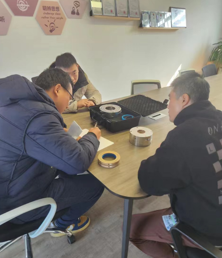 混合機客戶邀約上門，對旋轉軸封進行技術交流